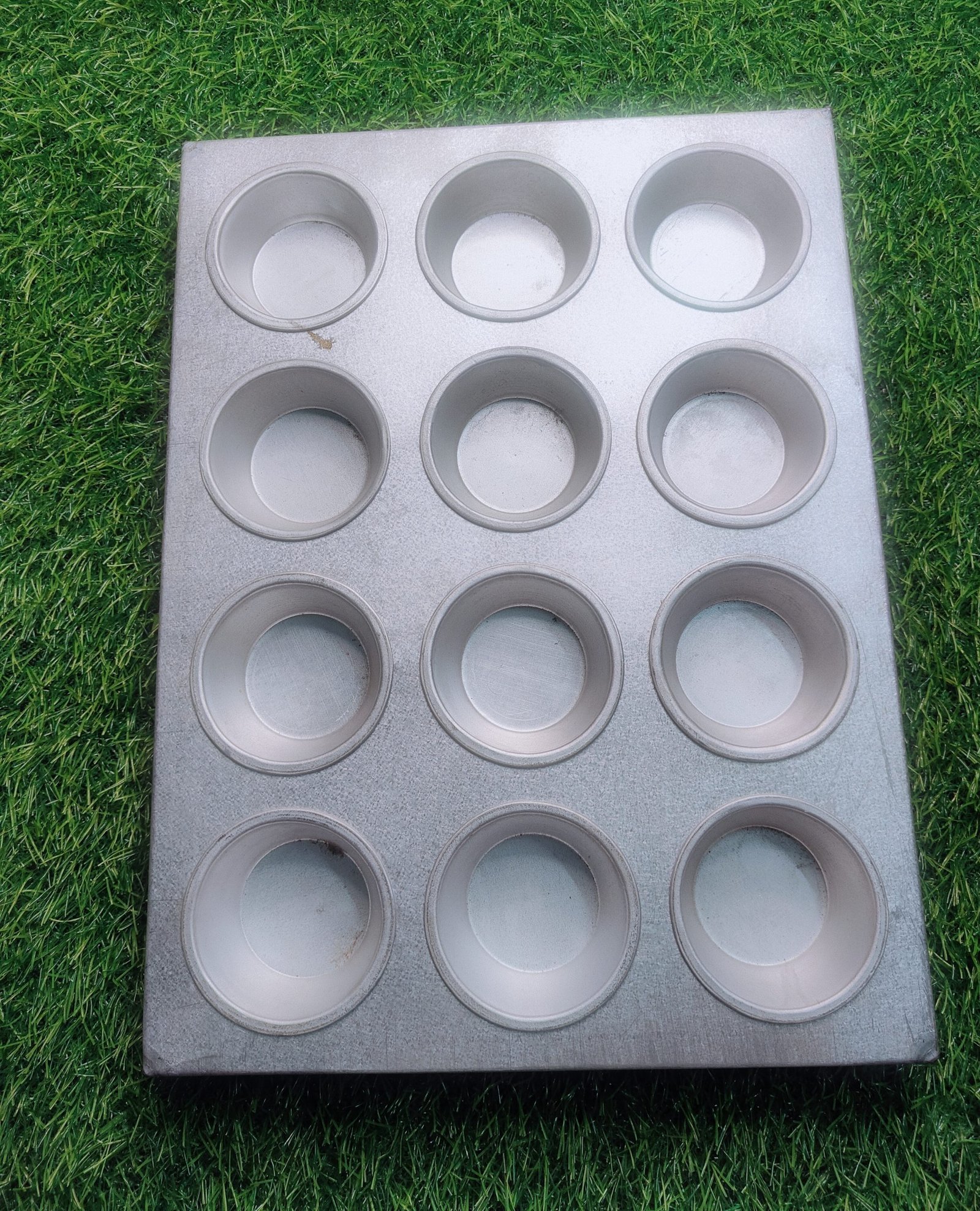Aluminium (12- cavity) cupcake Mould